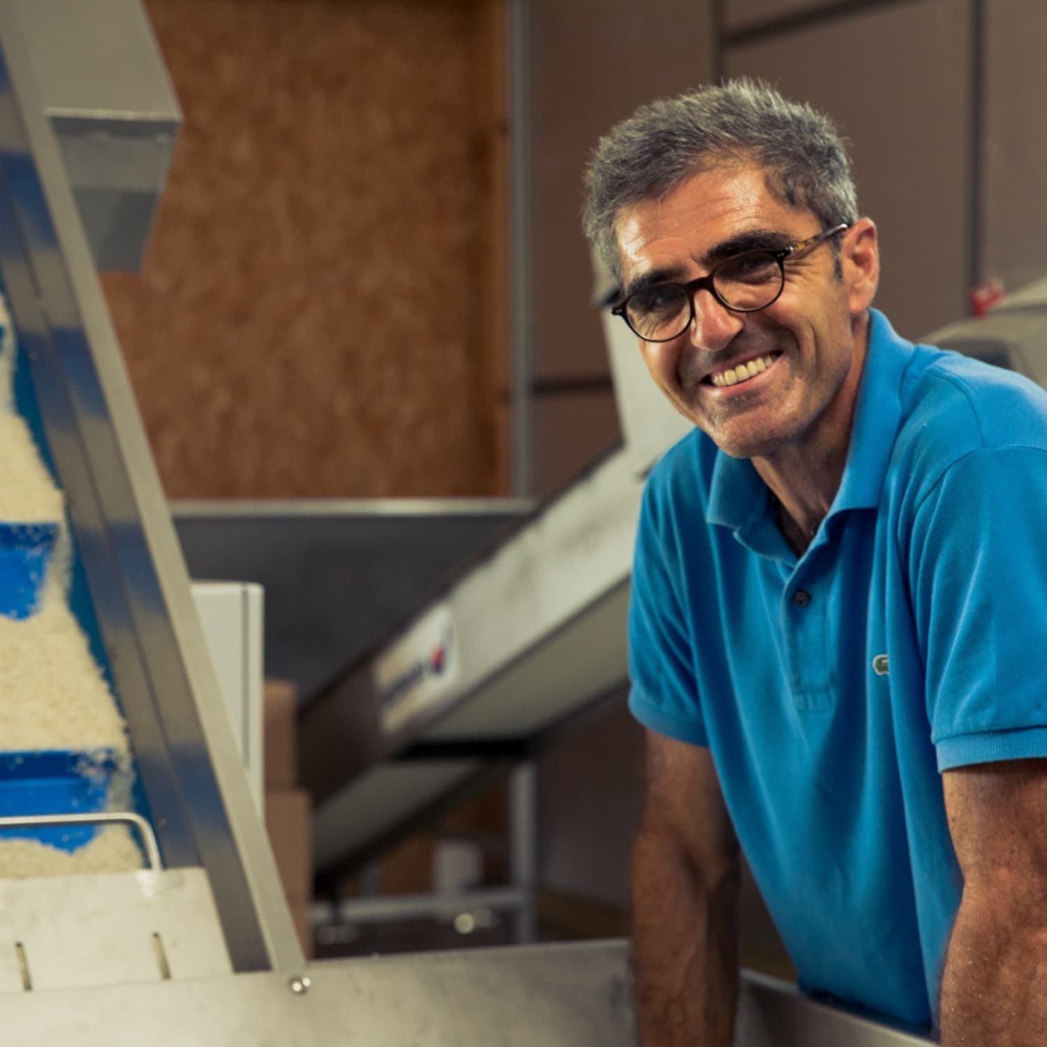 Un paludier de Guérande souriant dans son atelier